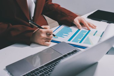 Vergi indirimi konsepti. Kadınlar kişisel gelir vergileri için vergi indirimi almak için harcamaları ve vergileri hesaplamak için bir hesap makinesi kullanıyorlar. Bireyler için vergi beyannamesi. Aylık giderler