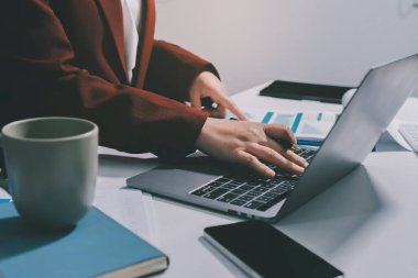 Vergi indirimi konsepti. Kadınlar kişisel gelir vergileri için vergi indirimi almak için harcamaları ve vergileri hesaplamak için bir hesap makinesi kullanıyorlar. Bireyler için vergi beyannamesi. Aylık giderler