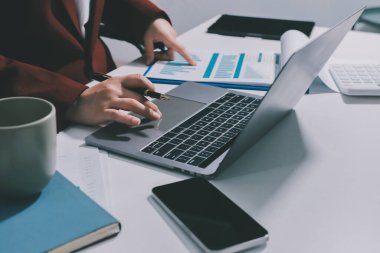 Vergi indirimi konsepti. Kadınlar kişisel gelir vergileri için vergi indirimi almak için harcamaları ve vergileri hesaplamak için bir hesap makinesi kullanıyorlar. Bireyler için vergi beyannamesi. Aylık giderler