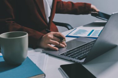 Vergi indirimi konsepti. Kadınlar kişisel gelir vergileri için vergi indirimi almak için harcamaları ve vergileri hesaplamak için bir hesap makinesi kullanıyorlar. Bireyler için vergi beyannamesi. Aylık giderler