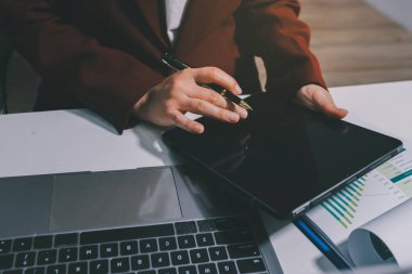 Vergi indirimi konsepti. Kadınlar kişisel gelir vergileri için vergi indirimi almak için harcamaları ve vergileri hesaplamak için bir hesap makinesi kullanıyorlar. Bireyler için vergi beyannamesi. Aylık giderler