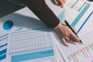 Vergi indirimi konsepti. Kadınlar kişisel gelir vergileri için vergi indirimi almak için harcamaları ve vergileri hesaplamak için bir hesap makinesi kullanıyorlar. Bireyler için vergi beyannamesi. Aylık giderler