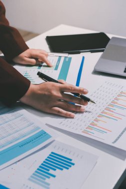 Vergi indirimi konsepti. Kadınlar kişisel gelir vergileri için vergi indirimi almak için harcamaları ve vergileri hesaplamak için bir hesap makinesi kullanıyorlar. Bireyler için vergi beyannamesi. Aylık giderler