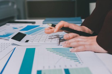 Vergi indirimi konsepti. Kadınlar kişisel gelir vergileri için vergi indirimi almak için harcamaları ve vergileri hesaplamak için bir hesap makinesi kullanıyorlar. Bireyler için vergi beyannamesi. Aylık giderler