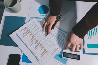 Vergi indirimi konsepti. Kadınlar kişisel gelir vergileri için vergi indirimi almak için harcamaları ve vergileri hesaplamak için bir hesap makinesi kullanıyorlar. Bireyler için vergi beyannamesi. Aylık giderler