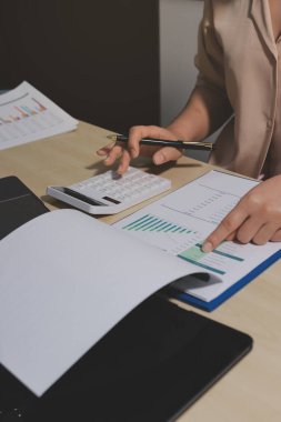Vergi indirimi konsepti. Kadınlar kişisel gelir vergileri için vergi indirimi almak için harcamaları ve vergileri hesaplamak için bir hesap makinesi kullanıyorlar. Bireyler için vergi beyannamesi. Aylık giderler