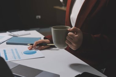 Vergi indirimi konsepti. Kadınlar kişisel gelir vergileri için vergi indirimi almak için harcamaları ve vergileri hesaplamak için bir hesap makinesi kullanıyorlar. Bireyler için vergi beyannamesi. Aylık giderler