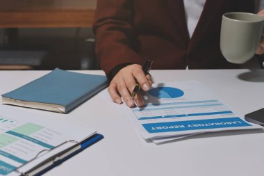 Vergi indirimi konsepti. Kadınlar kişisel gelir vergileri için vergi indirimi almak için harcamaları ve vergileri hesaplamak için bir hesap makinesi kullanıyorlar. Bireyler için vergi beyannamesi. Aylık giderler