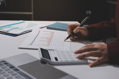 Vergi indirimi konsepti. Kadınlar kişisel gelir vergileri için vergi indirimi almak için harcamaları ve vergileri hesaplamak için bir hesap makinesi kullanıyorlar. Bireyler için vergi beyannamesi. Aylık giderler