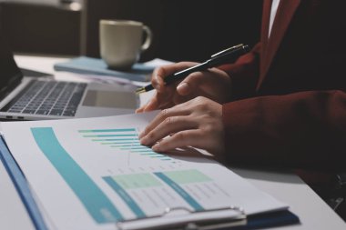 Vergi indirimi konsepti. Kadınlar kişisel gelir vergileri için vergi indirimi almak için harcamaları ve vergileri hesaplamak için bir hesap makinesi kullanıyorlar. Bireyler için vergi beyannamesi. Aylık giderler