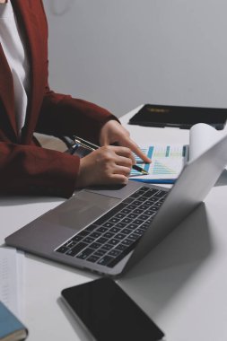 Vergi indirimi konsepti. Kadınlar kişisel gelir vergileri için vergi indirimi almak için harcamaları ve vergileri hesaplamak için bir hesap makinesi kullanıyorlar. Bireyler için vergi beyannamesi. Aylık giderler