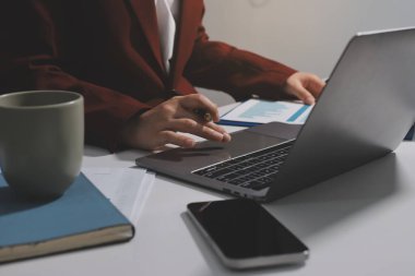 Vergi indirimi konsepti. Kadınlar kişisel gelir vergileri için vergi indirimi almak için harcamaları ve vergileri hesaplamak için bir hesap makinesi kullanıyorlar. Bireyler için vergi beyannamesi. Aylık giderler