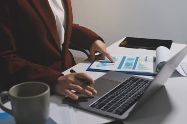 Vergi indirimi konsepti. Kadınlar kişisel gelir vergileri için vergi indirimi almak için harcamaları ve vergileri hesaplamak için bir hesap makinesi kullanıyorlar. Bireyler için vergi beyannamesi. Aylık giderler