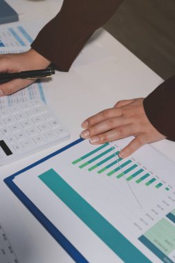 Vergi indirimi konsepti. Kadınlar kişisel gelir vergileri için vergi indirimi almak için harcamaları ve vergileri hesaplamak için bir hesap makinesi kullanıyorlar. Bireyler için vergi beyannamesi. Aylık giderler