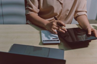 Vergi indirimi konsepti. Kadınlar kişisel gelir vergileri için vergi indirimi almak için harcamaları ve vergileri hesaplamak için bir hesap makinesi kullanıyorlar. Bireyler için vergi beyannamesi. Aylık giderler