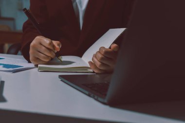 Vergi indirimi konsepti. Kadınlar kişisel gelir vergileri için vergi indirimi almak için harcamaları ve vergileri hesaplamak için bir hesap makinesi kullanıyorlar. Bireyler için vergi beyannamesi. Aylık giderler