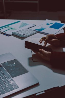 Vergi indirimi konsepti. Kadınlar kişisel gelir vergileri için vergi indirimi almak için harcamaları ve vergileri hesaplamak için bir hesap makinesi kullanıyorlar. Bireyler için vergi beyannamesi. Aylık giderler