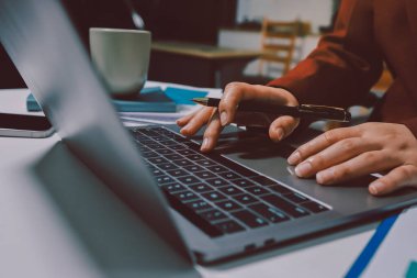 Vergi indirimi konsepti. Kadınlar kişisel gelir vergileri için vergi indirimi almak için harcamaları ve vergileri hesaplamak için bir hesap makinesi kullanıyorlar. Bireyler için vergi beyannamesi. Aylık giderler