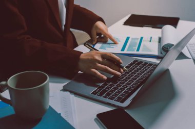 Vergi indirimi konsepti. Kadınlar kişisel gelir vergileri için vergi indirimi almak için harcamaları ve vergileri hesaplamak için bir hesap makinesi kullanıyorlar. Bireyler için vergi beyannamesi. Aylık giderler