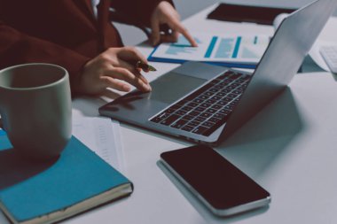 Vergi indirimi konsepti. Kadınlar kişisel gelir vergileri için vergi indirimi almak için harcamaları ve vergileri hesaplamak için bir hesap makinesi kullanıyorlar. Bireyler için vergi beyannamesi. Aylık giderler