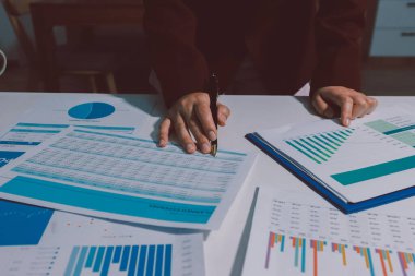 Vergi indirimi konsepti. Kadınlar kişisel gelir vergileri için vergi indirimi almak için harcamaları ve vergileri hesaplamak için bir hesap makinesi kullanıyorlar. Bireyler için vergi beyannamesi. Aylık giderler