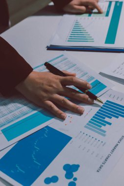 Vergi indirimi konsepti. Kadınlar kişisel gelir vergileri için vergi indirimi almak için harcamaları ve vergileri hesaplamak için bir hesap makinesi kullanıyorlar. Bireyler için vergi beyannamesi. Aylık giderler