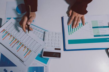 Vergi indirimi konsepti. Kadınlar kişisel gelir vergileri için vergi indirimi almak için harcamaları ve vergileri hesaplamak için bir hesap makinesi kullanıyorlar. Bireyler için vergi beyannamesi. Aylık giderler