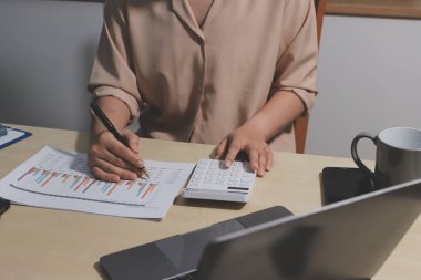 Vergi indirimi konsepti. Kadınlar kişisel gelir vergileri için vergi indirimi almak için harcamaları ve vergileri hesaplamak için bir hesap makinesi kullanıyorlar. Bireyler için vergi beyannamesi. Aylık giderler