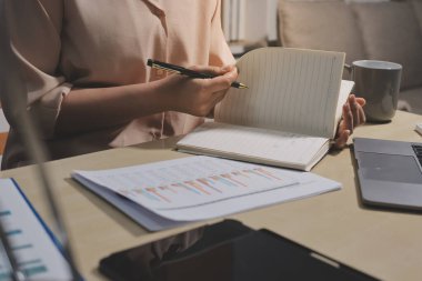 Vergi indirimi konsepti. Kadınlar kişisel gelir vergileri için vergi indirimi almak için harcamaları ve vergileri hesaplamak için bir hesap makinesi kullanıyorlar. Bireyler için vergi beyannamesi. Aylık giderler