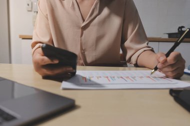 Vergi indirimi konsepti. Kadınlar kişisel gelir vergileri için vergi indirimi almak için harcamaları ve vergileri hesaplamak için bir hesap makinesi kullanıyorlar. Bireyler için vergi beyannamesi. Aylık giderler