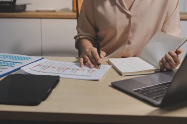Vergi indirimi konsepti. Kadınlar kişisel gelir vergileri için vergi indirimi almak için harcamaları ve vergileri hesaplamak için bir hesap makinesi kullanıyorlar. Bireyler için vergi beyannamesi. Aylık giderler