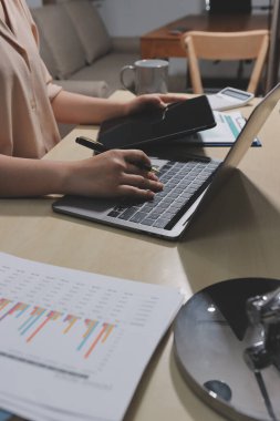 Vergi indirimi konsepti. Kadınlar kişisel gelir vergileri için vergi indirimi almak için harcamaları ve vergileri hesaplamak için bir hesap makinesi kullanıyorlar. Bireyler için vergi beyannamesi. Aylık giderler