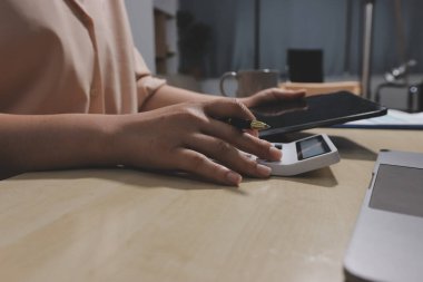 Vergi indirimi konsepti. Kadınlar kişisel gelir vergileri için vergi indirimi almak için harcamaları ve vergileri hesaplamak için bir hesap makinesi kullanıyorlar. Bireyler için vergi beyannamesi. Aylık giderler