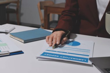 Vergi indirimi konsepti. Kadınlar kişisel gelir vergileri için vergi indirimi almak için harcamaları ve vergileri hesaplamak için bir hesap makinesi kullanıyorlar. Bireyler için vergi beyannamesi. Aylık giderler