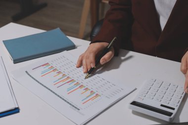 Vergi indirimi konsepti. Kadınlar kişisel gelir vergileri için vergi indirimi almak için harcamaları ve vergileri hesaplamak için bir hesap makinesi kullanıyorlar. Bireyler için vergi beyannamesi. Aylık giderler