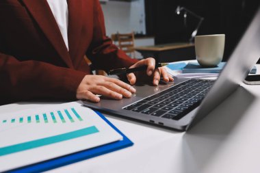 Vergi indirimi konsepti. Kadınlar kişisel gelir vergileri için vergi indirimi almak için harcamaları ve vergileri hesaplamak için bir hesap makinesi kullanıyorlar. Bireyler için vergi beyannamesi. Aylık giderler