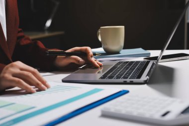 Vergi indirimi konsepti. Kadınlar kişisel gelir vergileri için vergi indirimi almak için harcamaları ve vergileri hesaplamak için bir hesap makinesi kullanıyorlar. Bireyler için vergi beyannamesi. Aylık giderler