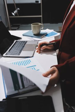 Vergi indirimi konsepti. Kadınlar kişisel gelir vergileri için vergi indirimi almak için harcamaları ve vergileri hesaplamak için bir hesap makinesi kullanıyorlar. Bireyler için vergi beyannamesi. Aylık giderler