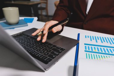 Vergi indirimi konsepti. Kadınlar kişisel gelir vergileri için vergi indirimi almak için harcamaları ve vergileri hesaplamak için bir hesap makinesi kullanıyorlar. Bireyler için vergi beyannamesi. Aylık giderler