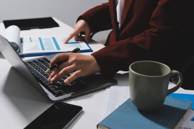 Vergi indirimi konsepti. Kadınlar kişisel gelir vergileri için vergi indirimi almak için harcamaları ve vergileri hesaplamak için bir hesap makinesi kullanıyorlar. Bireyler için vergi beyannamesi. Aylık giderler