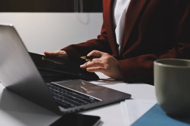 Vergi indirimi konsepti. Kadınlar kişisel gelir vergileri için vergi indirimi almak için harcamaları ve vergileri hesaplamak için bir hesap makinesi kullanıyorlar. Bireyler için vergi beyannamesi. Aylık giderler
