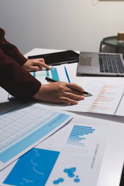 Vergi indirimi konsepti. Kadınlar kişisel gelir vergileri için vergi indirimi almak için harcamaları ve vergileri hesaplamak için bir hesap makinesi kullanıyorlar. Bireyler için vergi beyannamesi. Aylık giderler