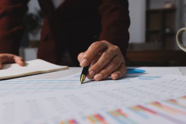 Vergi indirimi konsepti. Kadınlar kişisel gelir vergileri için vergi indirimi almak için harcamaları ve vergileri hesaplamak için bir hesap makinesi kullanıyorlar. Bireyler için vergi beyannamesi. Aylık giderler