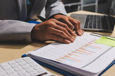 Evden çalışan, iş kadını dizüstü bilgisayar kullanıyor ve mali raporları analiz ediyor..