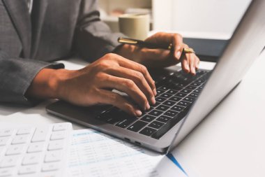 Evden çalışan, iş kadını dizüstü bilgisayar kullanıyor ve mali raporları analiz ediyor..