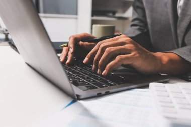 Evden çalışan, iş kadını dizüstü bilgisayar kullanıyor ve mali raporları analiz ediyor..