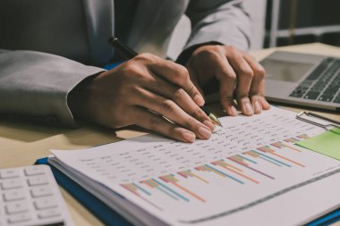 Evden çalışan, iş kadını dizüstü bilgisayar kullanıyor ve mali raporları analiz ediyor..