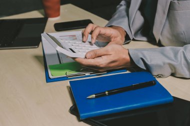 Evden çalışan, iş kadını dizüstü bilgisayar kullanıyor ve mali raporları analiz ediyor..