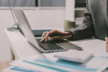 Evden çalışan, iş kadını dizüstü bilgisayar kullanıyor ve mali raporları analiz ediyor..