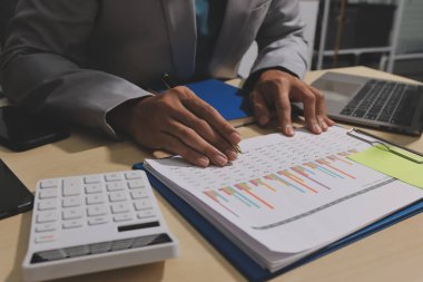 Evden çalışan, iş kadını dizüstü bilgisayar kullanıyor ve mali raporları analiz ediyor..